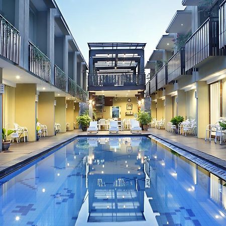 Devata Suites And Residence Легиан Екстериор снимка